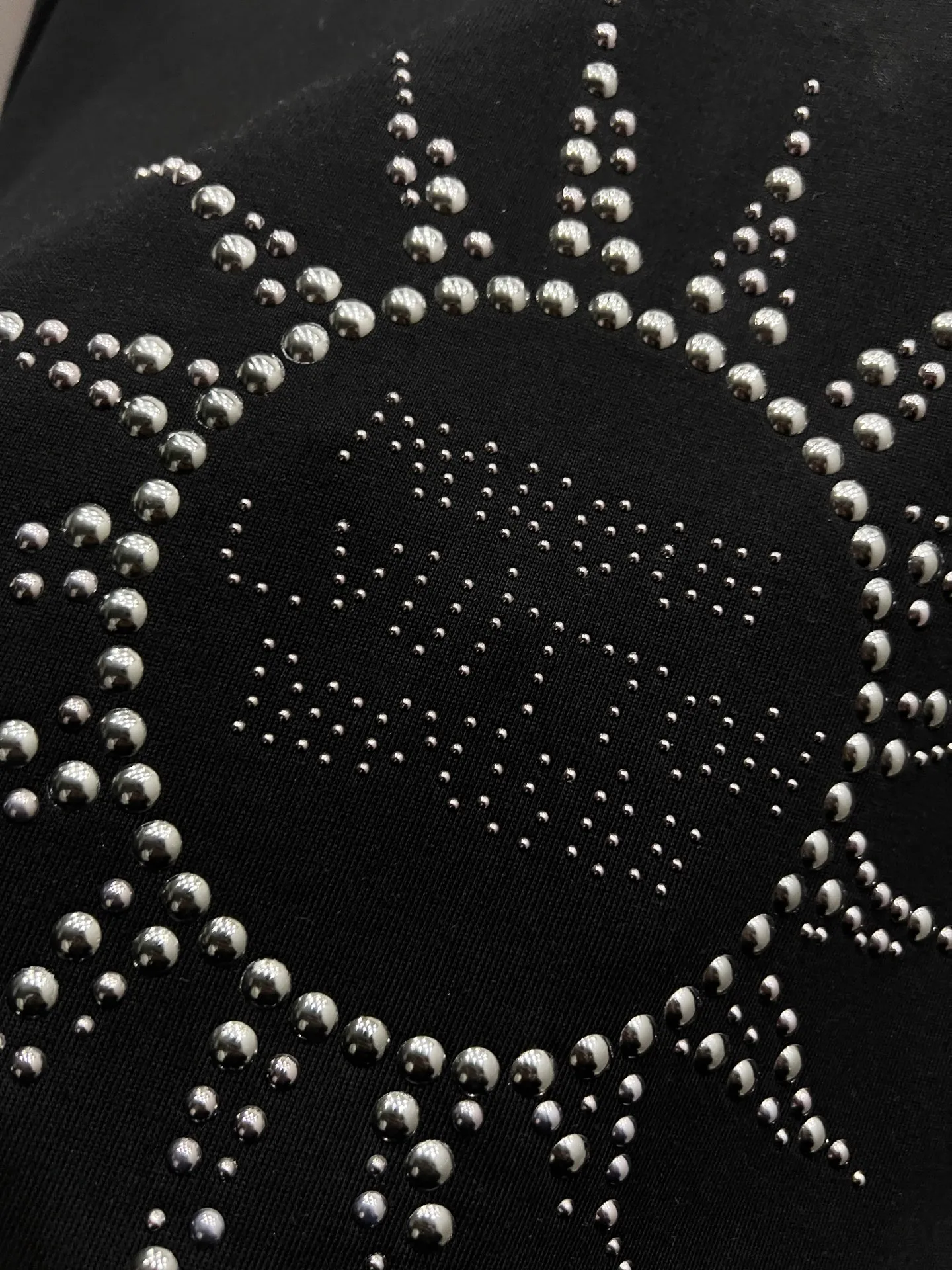 🅿️190 1v Louis* 2025 autumn and winter new style classic letter three-dimensional craft design high-end version! Highly breathable and comfortable, customized double yarn plain cotton fabric. Short-sleeved T-shirt. Same style for men and women. Sizes S M L XL XXL Five sizes black white